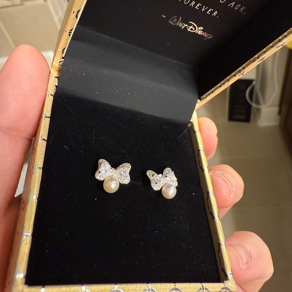 Elegant Bow Pearl Earrings - Picture 2 of 6